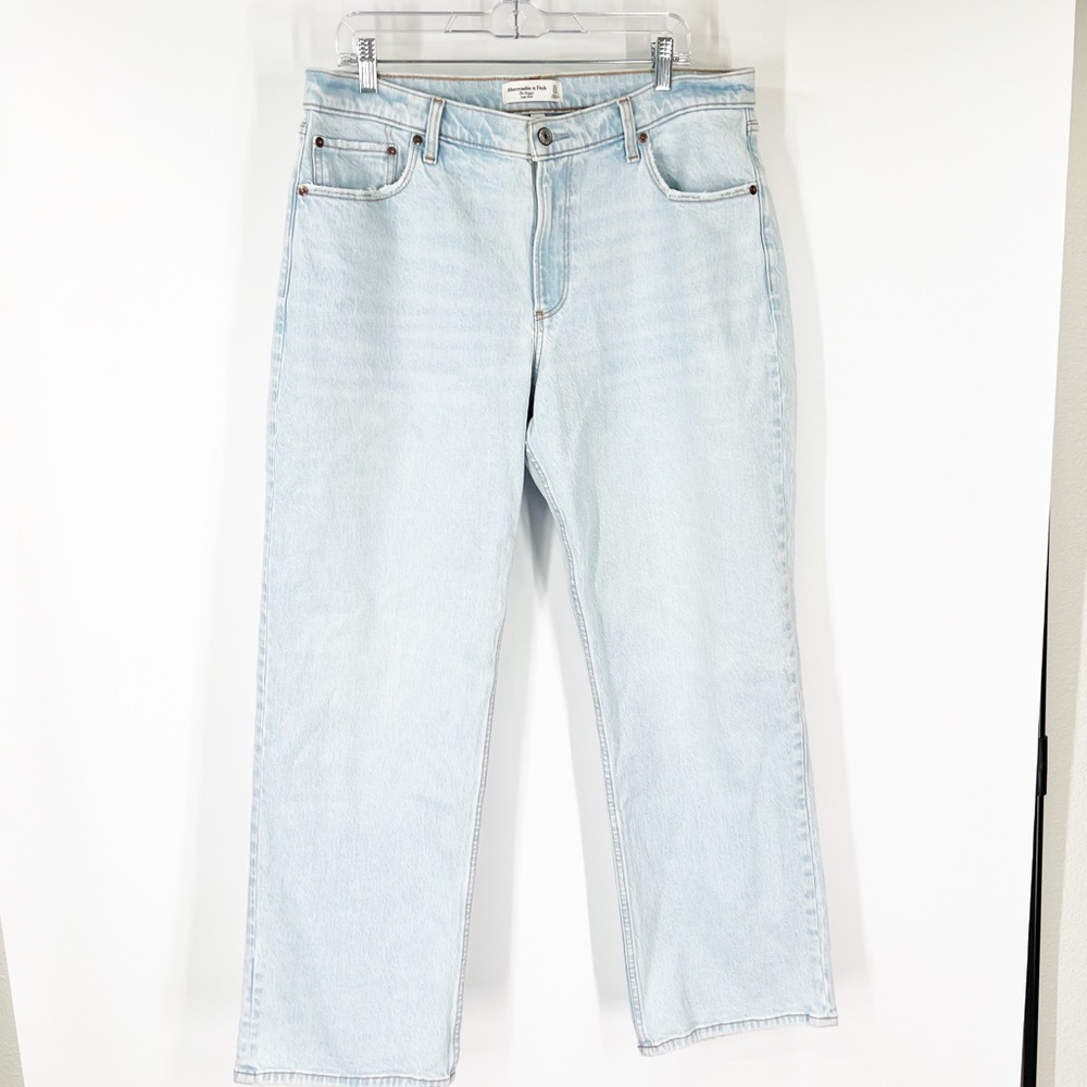 Abercrombie & Fitch Curve Love The Baggy Jeans Low Rise Light Wash